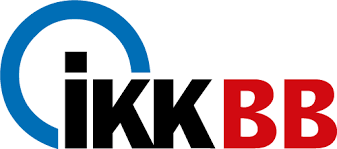 IKK BB Logo der IKK BB in Blau und Rot, mit einem Bogen über den Buchstaben.